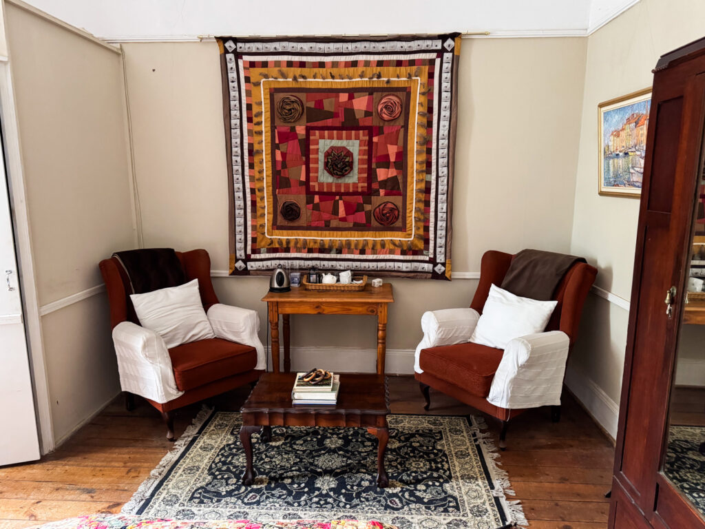 The Brown Room - Photo 2